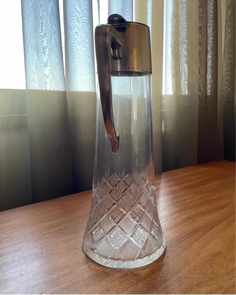 Foto de um(a) Antiga Claret Jug Jarra Art Deco Cristal Alemão E Prata Wmf, da categoria de Garrafas, potes e jarros. WMF. Antiga e linda jarra claret jug em cristal translúcido de excelente qualidade, com intenso brilho natural, e lapidação... Mostrado de uma perspectiva diferente. Vendido no marketplace Trésors.