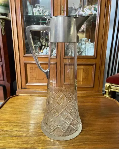 Foto de um(a) Antiga Claret Jug Jarra Art Deco Cristal Alemão E Prata Wmf, da categoria de Garrafas, potes e jarros. WMF. Antiga e linda jarra claret jug em cristal translúcido de excelente qualidade, com intenso brilho natural, e lapidação... Mostrado de uma perspectiva diferente. Vendido no marketplace Trésors.