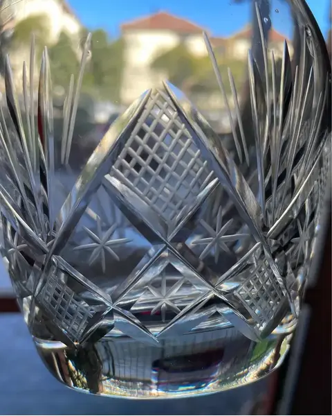Foto de um(a) Antiga Garrafa Licoreira Em Cristal Tcheco Com Bocal Prata, da categoria de Garrafas. Antiga e linda garrafa licoreira em cristal Tcheco lapidado à mão, com bocal em prata. Período Art Deco. Meados do século... Mostrado de uma perspectiva diferente. Vendido no marketplace Trésors.