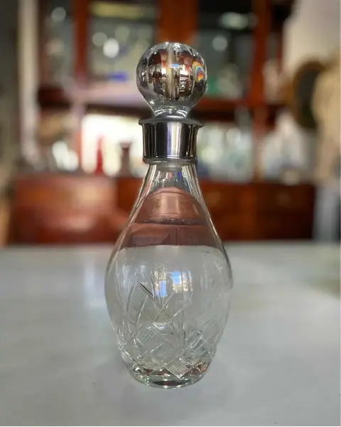 Foto de um(a) Antiga Garrafa Licoreira Em Cristal Tcheco Com Bocal Prata, da categoria de Garrafas. Antiga e linda garrafa licoreira em cristal Tcheco lapidado à mão, com bocal em prata. Período Art Deco. Meados do século... Mostrado de uma perspectiva diferente. Vendido no marketplace Trésors.