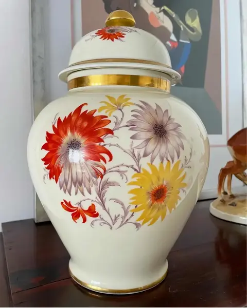 Foto de um(a) Antigo Grande Vaso Potiche Porcelana Alemã Bavaria Floral, da categoria de Vasos e recipientes. Bavaria - Thomas Ivory. Antigo e grande potiche em porcelana artística alemã, lindíssima decoração floral com filetes em... Mostrado de uma perspectiva diferente. Vendido no marketplace Trésors.