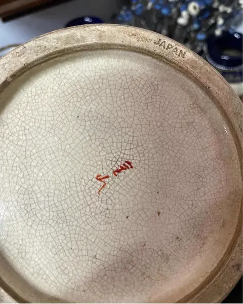 Foto de um(a) Antigo Vaso Oriental Porcelana Japonesa Satsuma Imperial XIX, da categoria de Vasos. Satsuma Imperial. Antigo e grande vaso artístico em porcelana artística Japonesa. Decoração oriental com primorosa pintura... Mostrado de uma perspectiva diferente. Vendido no marketplace Trésors.