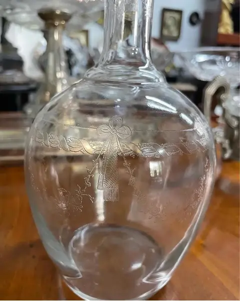 Foto de um(a) Antiga Clássica Garrafa Licoreira Cristal França Saint Louis, da categoria de Garrafas. Antiga e fina garrafa licoreira em cristal francês Saint Louis, lapidação manual, clássica decoração com guirlandas de... Mostrado de uma perspectiva diferente. Vendido no marketplace Trésors.