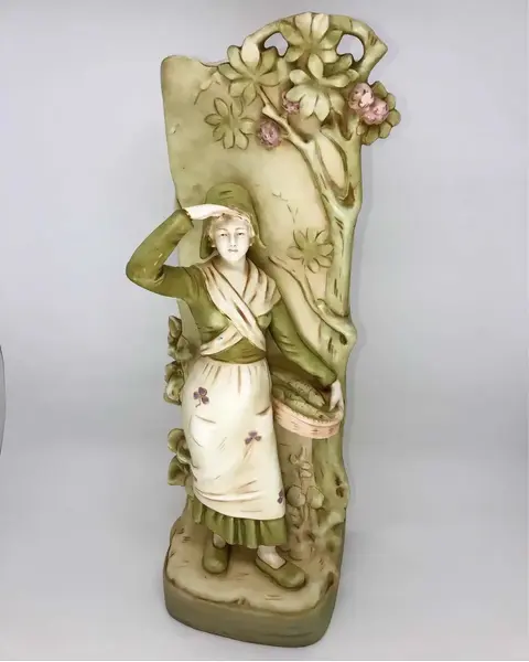 Foto de um(a) Antigo Vaso Escultura Em Faiança Royal Dux Art Nouveau, da categoria de Vasos. Antigo e grande vaso, escultura do período Art Nouveau feita à mão em faiança Tcheca, representando jovem camponesa, com... Mostrado de uma perspectiva diferente. Vendido no marketplace Trésors.