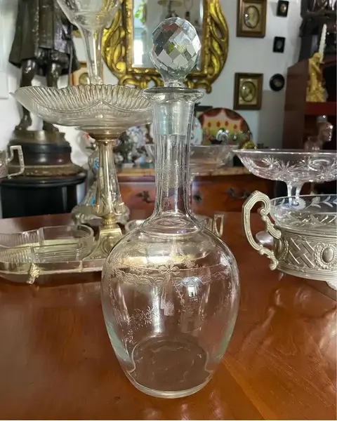 Foto de um(a) Antiga Clássica Garrafa Licoreira Cristal França Saint Louis, da categoria de Garrafas. Antiga e fina garrafa licoreira em cristal francês Saint Louis, lapidação manual, clássica decoração com guirlandas de... Mostrado de uma perspectiva diferente. Vendido no marketplace Trésors.