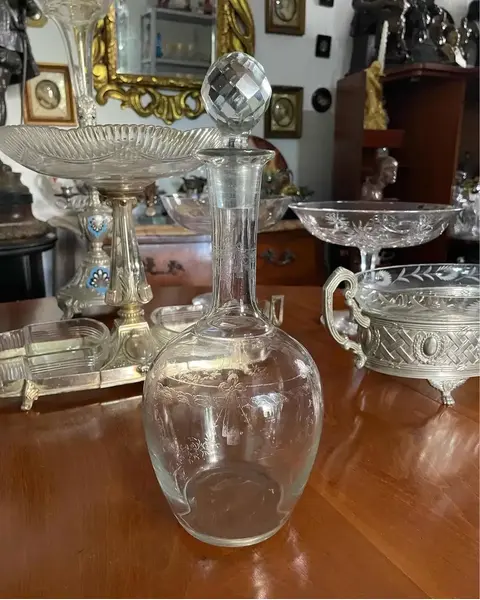 Foto de um(a) Antiga Clássica Garrafa Licoreira Cristal França Saint Louis, da categoria de Garrafas. Antiga e fina garrafa licoreira em cristal francês Saint Louis, lapidação manual, clássica decoração com guirlandas de... Mostrado de uma perspectiva diferente. Vendido no marketplace Trésors.