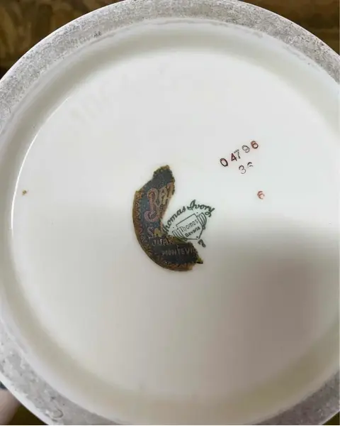Foto de um(a) Antigo Grande Vaso Potiche Porcelana Alemã Bavaria Floral, da categoria de Vasos e recipientes. Bavaria - Thomas Ivory. Antigo e grande potiche em porcelana artística alemã, lindíssima decoração floral com filetes em... Mostrado de uma perspectiva diferente. Vendido no marketplace Trésors.