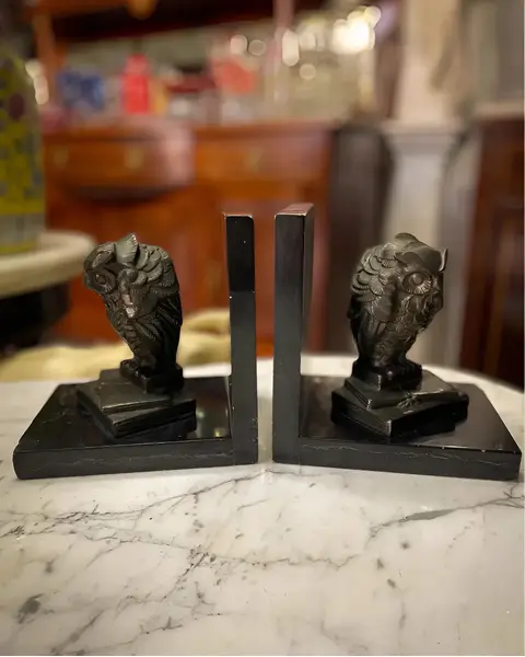 Foto de um(a) Antiga Escultura Coruja Cerra Livros Art Deco Pétit Bronze, da categoria de Apoio para livros. Antigo e lindo cerra livros artístico com figuras de corujas em cima de livros, peças feitas em pétit bronze francês, base... Mostrado de uma perspectiva diferente. Vendido no marketplace Trésors.