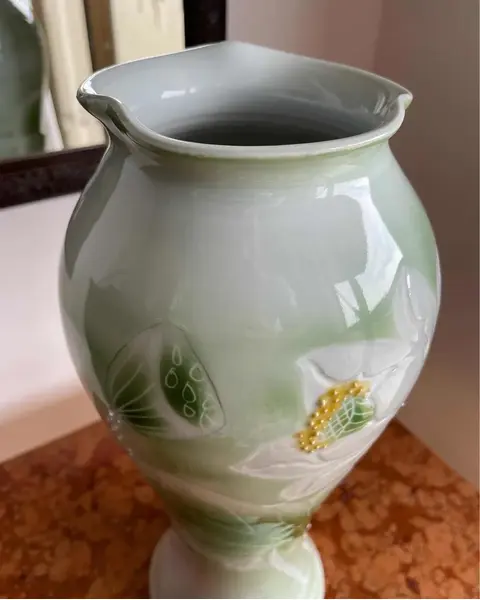 Foto de um(a) Antigo Raro Vaso Jarro Flores Art Nouveau Majólica Francesa, da categoria de Vasos. Antigo vaso artístico em majólica francesa, lindas cores em tons de verde e decoração floral em relevo. Período Art Nouveau.... Mostrado de uma perspectiva diferente. Vendido no marketplace Trésors.
