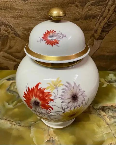 Foto de um(a) Antigo Grande Vaso Potiche Porcelana Alemã Bavaria Floral, da categoria de Vasos e recipientes. Bavaria - Thomas Ivory. Antigo e grande potiche em porcelana artística alemã, lindíssima decoração floral com filetes em... Mostrado de uma perspectiva diferente. Vendido no marketplace Trésors.