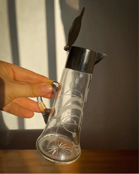 Foto de um(a) Antiga Jarrinha Claret Jug Galheteiro Cristal E Prata Wmf, da categoria de Jarros. Antiga e fina jarrinha “claret jug” em cristal alemão com primorosa lapidação feita à mão e guarnições em metal espessurado... Mostrado de uma perspectiva diferente. Vendido no marketplace Trésors.