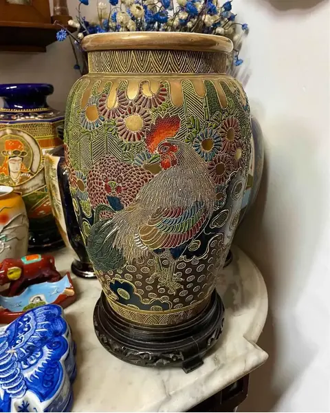 Foto de um(a) Antigo Vaso Oriental Porcelana Japonesa Satsuma Imperial XIX, da categoria de Vasos. Satsuma Imperial. Antigo e grande vaso artístico em porcelana artística Japonesa. Decoração oriental com primorosa pintura... Mostrado de uma perspectiva diferente. Vendido no marketplace Trésors.