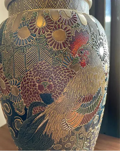 Foto de um(a) Antigo Vaso Oriental Porcelana Japonesa Satsuma Imperial XIX, da categoria de Vasos. Satsuma Imperial. Antigo e grande vaso artístico em porcelana artística Japonesa. Decoração oriental com primorosa pintura... Mostrado de uma perspectiva diferente. Vendido no marketplace Trésors.