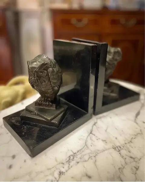 Foto de um(a) Antiga Escultura Coruja Cerra Livros Art Deco Pétit Bronze, da categoria de Apoio para livros. Antigo e lindo cerra livros artístico com figuras de corujas em cima de livros, peças feitas em pétit bronze francês, base... Mostrado de uma perspectiva diferente. Vendido no marketplace Trésors.