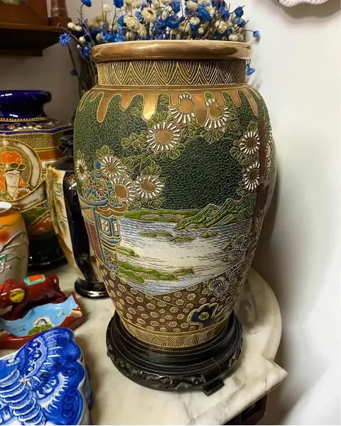 Foto de um(a) Antigo Vaso Oriental Porcelana Japonesa Satsuma Imperial XIX, da categoria de Vasos. Satsuma Imperial. Antigo e grande vaso artístico em porcelana artística Japonesa. Decoração oriental com primorosa pintura... Mostrado de uma perspectiva diferente. Vendido no marketplace Trésors.