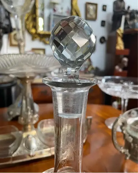 Foto de um(a) Antiga Clássica Garrafa Licoreira Cristal França Saint Louis, da categoria de Garrafas. Antiga e fina garrafa licoreira em cristal francês Saint Louis, lapidação manual, clássica decoração com guirlandas de... Mostrado de uma perspectiva diferente. Vendido no marketplace Trésors.
