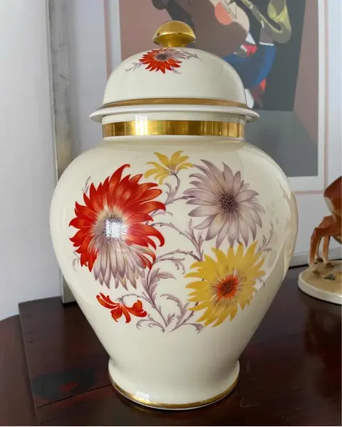 Foto de um(a) Antigo Grande Vaso Potiche Porcelana Alemã Bavaria Floral, da categoria de Vasos e recipientes. Bavaria - Thomas Ivory. Antigo e grande potiche em porcelana artística alemã, lindíssima decoração floral com filetes em... Mostrado de uma perspectiva diferente. Vendido no marketplace Trésors.