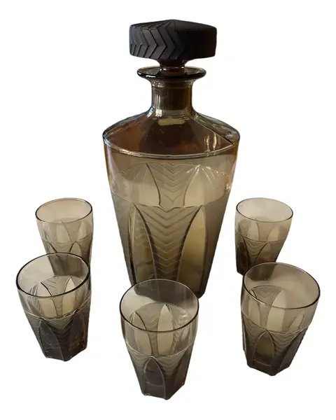 Foto de um(a) Antigo Conjunto Garrafa Licoreira E Copos Cristal Art Deco, da categoria de Garrafas. ~ Para servir e decorar ~ Antigo e excepcional serviço para licor composto por uma garrafa e cinco copinhos. Peças... Vendido no marketplace Trésors.