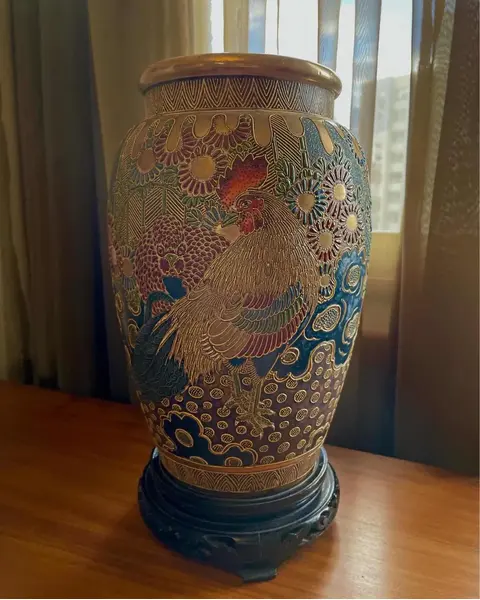 Foto de um(a) Antigo Vaso Oriental Porcelana Japonesa Satsuma Imperial XIX, da categoria de Vasos. Satsuma Imperial. Antigo e grande vaso artístico em porcelana artística Japonesa. Decoração oriental com primorosa pintura... Mostrado de uma perspectiva diferente. Vendido no marketplace Trésors.