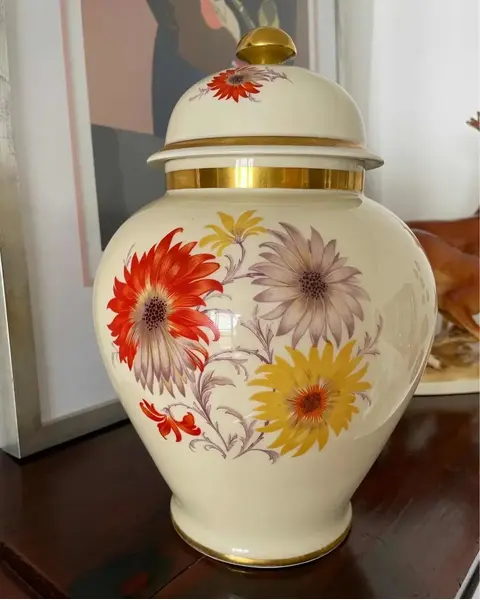 Foto de um(a) Antigo Grande Vaso Potiche Porcelana Alemã Bavaria Floral, da categoria de Vasos e recipientes. Bavaria - Thomas Ivory. Antigo e grande potiche em porcelana artística alemã, lindíssima decoração floral com filetes em... Mostrado de uma perspectiva diferente. Vendido no marketplace Trésors.