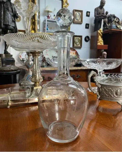 Foto de um(a) Antiga Clássica Garrafa Licoreira Cristal França Saint Louis, da categoria de Garrafas. Antiga e fina garrafa licoreira em cristal francês Saint Louis, lapidação manual, clássica decoração com guirlandas de... Mostrado de uma perspectiva diferente. Vendido no marketplace Trésors.