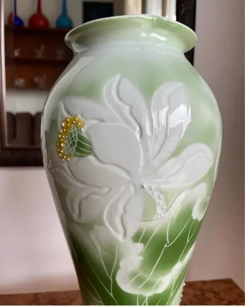 Foto de um(a) Antigo Raro Vaso Jarro Flores Art Nouveau Majólica Francesa, da categoria de Vasos. Antigo vaso artístico em majólica francesa, lindas cores em tons de verde e decoração floral em relevo. Período Art Nouveau.... Mostrado de uma perspectiva diferente. Vendido no marketplace Trésors.