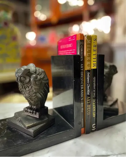 Foto de um(a) Antiga Escultura Coruja Cerra Livros Art Deco Pétit Bronze, da categoria de Apoio para livros. Antigo e lindo cerra livros artístico com figuras de corujas em cima de livros, peças feitas em pétit bronze francês, base... Mostrado de uma perspectiva diferente. Vendido no marketplace Trésors.