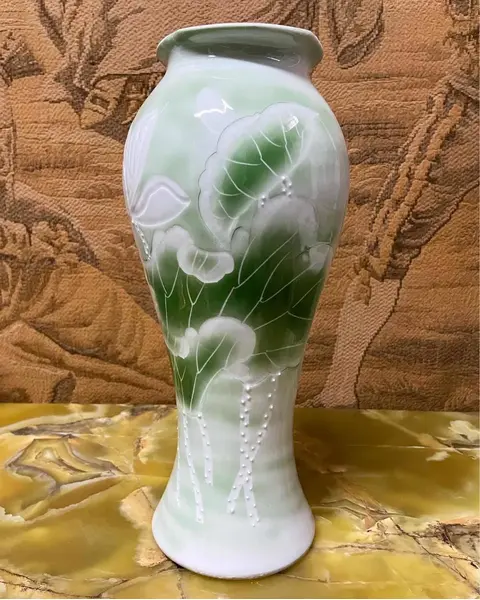 Foto de um(a) Antigo Raro Vaso Jarro Flores Art Nouveau Majólica Francesa, da categoria de Vasos. Antigo vaso artístico em majólica francesa, lindas cores em tons de verde e decoração floral em relevo. Período Art Nouveau.... Mostrado de uma perspectiva diferente. Vendido no marketplace Trésors.