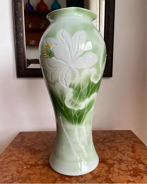 Foto de um(a) Antigo Raro Vaso Jarro Flores Art Nouveau Majólica Francesa, da categoria de Vasos. Antigo vaso artístico em majólica francesa, lindas cores em tons de verde e decoração floral em relevo. Período Art Nouveau.... Mostrado de uma perspectiva diferente. Vendido no marketplace Trésors.