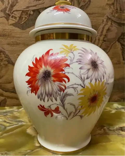 Foto de um(a) Antigo Grande Vaso Potiche Porcelana Alemã Bavaria Floral, da categoria de Vasos e recipientes. Bavaria - Thomas Ivory. Antigo e grande potiche em porcelana artística alemã, lindíssima decoração floral com filetes em... Mostrado de uma perspectiva diferente. Vendido no marketplace Trésors.