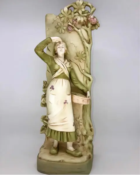 Foto de um(a) Antigo Vaso Escultura Em Faiança Royal Dux Art Nouveau, da categoria de Vasos. Antigo e grande vaso, escultura do período Art Nouveau feita à mão em faiança Tcheca, representando jovem camponesa, com... Mostrado de uma perspectiva diferente. Vendido no marketplace Trésors.