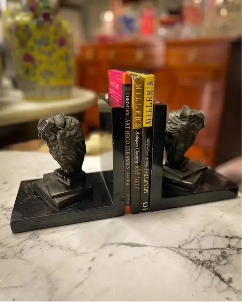 Foto de um(a) Antiga Escultura Coruja Cerra Livros Art Deco Pétit Bronze, da categoria de Apoio para livros. Antigo e lindo cerra livros artístico com figuras de corujas em cima de livros, peças feitas em pétit bronze francês, base... Mostrado de uma perspectiva diferente. Vendido no marketplace Trésors.
