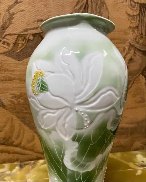 Foto de um(a) Antigo Raro Vaso Jarro Flores Art Nouveau Majólica Francesa, da categoria de Vasos. Antigo vaso artístico em majólica francesa, lindas cores em tons de verde e decoração floral em relevo. Período Art Nouveau.... Mostrado de uma perspectiva diferente. Vendido no marketplace Trésors.