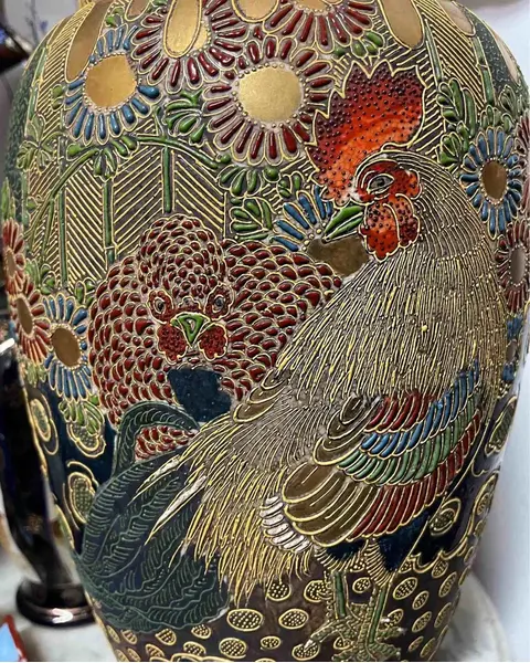 Foto de um(a) Antigo Vaso Oriental Porcelana Japonesa Satsuma Imperial XIX, da categoria de Vasos. Satsuma Imperial. Antigo e grande vaso artístico em porcelana artística Japonesa. Decoração oriental com primorosa pintura... Mostrado de uma perspectiva diferente. Vendido no marketplace Trésors.