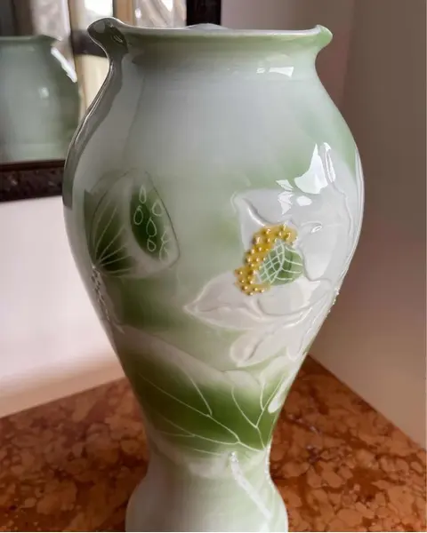 Foto de um(a) Antigo Raro Vaso Jarro Flores Art Nouveau Majólica Francesa, da categoria de Vasos. Antigo vaso artístico em majólica francesa, lindas cores em tons de verde e decoração floral em relevo. Período Art Nouveau.... Mostrado de uma perspectiva diferente. Vendido no marketplace Trésors.