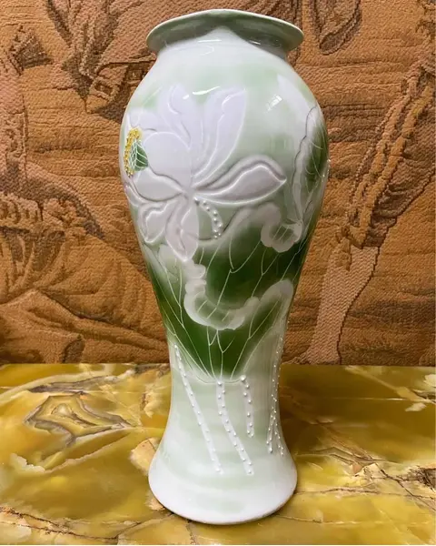 Foto de um(a) Antigo Raro Vaso Jarro Flores Art Nouveau Majólica Francesa, da categoria de Vasos. Antigo vaso artístico em majólica francesa, lindas cores em tons de verde e decoração floral em relevo. Período Art Nouveau.... Mostrado de uma perspectiva diferente. Vendido no marketplace Trésors.