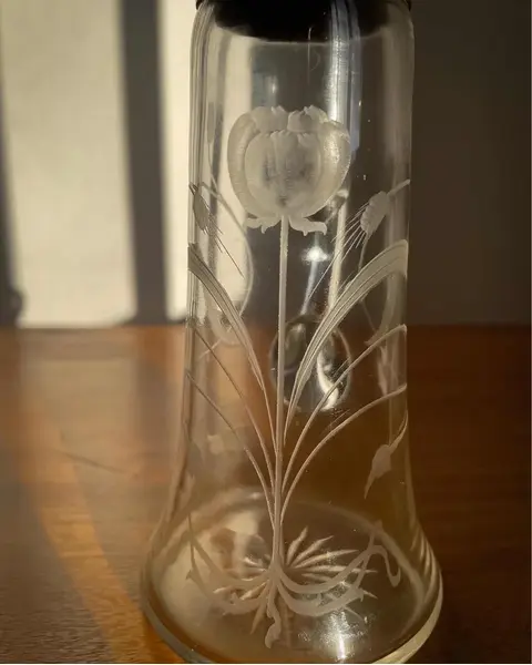 Foto de um(a) Antiga Jarrinha Claret Jug Galheteiro Cristal E Prata Wmf, da categoria de Jarros. Antiga e fina jarrinha “claret jug” em cristal alemão com primorosa lapidação feita à mão e guarnições em metal espessurado... Mostrado de uma perspectiva diferente. Vendido no marketplace Trésors.