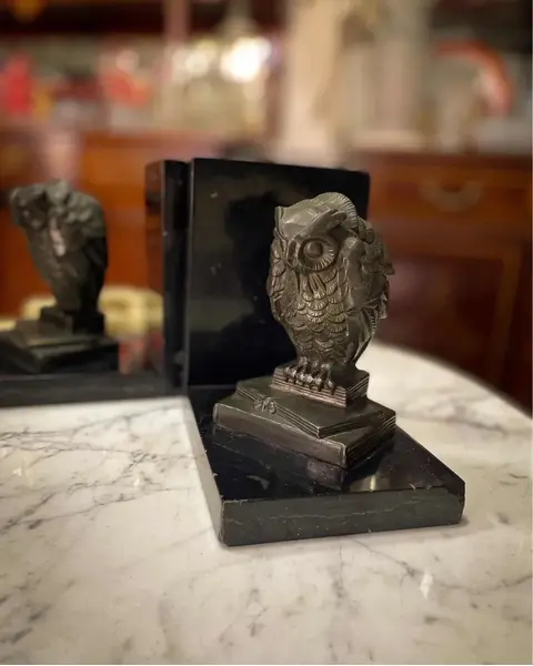 Foto de um(a) Antiga Escultura Coruja Cerra Livros Art Deco Pétit Bronze, da categoria de Apoio para livros. Antigo e lindo cerra livros artístico com figuras de corujas em cima de livros, peças feitas em pétit bronze francês, base... Mostrado de uma perspectiva diferente. Vendido no marketplace Trésors.
