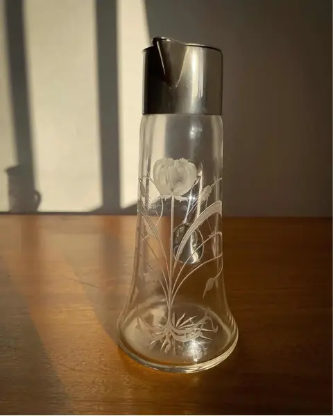 Foto de um(a) Antiga Jarrinha Claret Jug Galheteiro Cristal E Prata Wmf, da categoria de Jarros. Antiga e fina jarrinha “claret jug” em cristal alemão com primorosa lapidação feita à mão e guarnições em metal espessurado... Mostrado de uma perspectiva diferente. Vendido no marketplace Trésors.