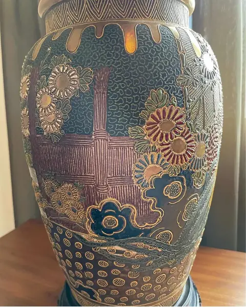 Foto de um(a) Antigo Vaso Oriental Porcelana Japonesa Satsuma Imperial XIX, da categoria de Vasos. Satsuma Imperial. Antigo e grande vaso artístico em porcelana artística Japonesa. Decoração oriental com primorosa pintura... Mostrado de uma perspectiva diferente. Vendido no marketplace Trésors.