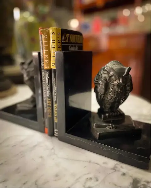 Foto de um(a) Antiga Escultura Coruja Cerra Livros Art Deco Pétit Bronze, da categoria de Apoio para livros. Antigo e lindo cerra livros artístico com figuras de corujas em cima de livros, peças feitas em pétit bronze francês, base... Mostrado de uma perspectiva diferente. Vendido no marketplace Trésors.