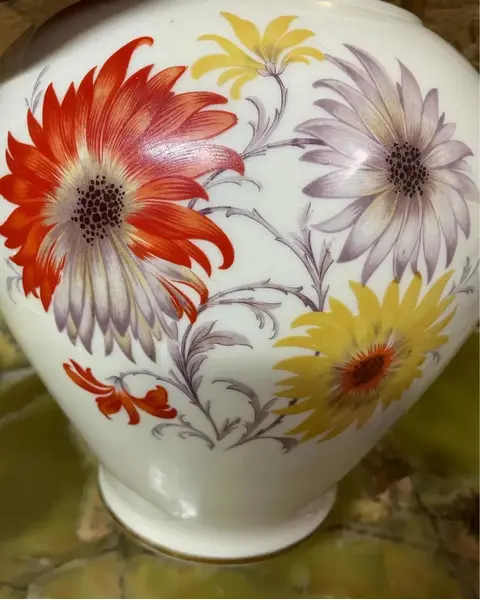 Foto de um(a) Antigo Grande Vaso Potiche Porcelana Alemã Bavaria Floral, da categoria de Vasos e recipientes. Bavaria - Thomas Ivory. Antigo e grande potiche em porcelana artística alemã, lindíssima decoração floral com filetes em... Mostrado de uma perspectiva diferente. Vendido no marketplace Trésors.
