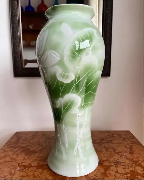 Foto de um(a) Antigo Raro Vaso Jarro Flores Art Nouveau Majólica Francesa, da categoria de Vasos. Antigo vaso artístico em majólica francesa, lindas cores em tons de verde e decoração floral em relevo. Período Art Nouveau.... Mostrado de uma perspectiva diferente. Vendido no marketplace Trésors.