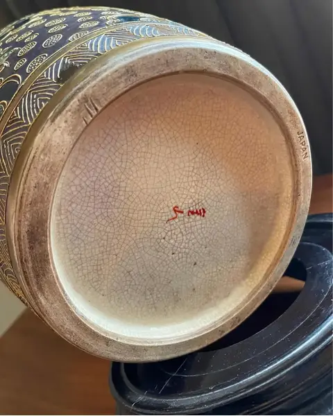 Foto de um(a) Antigo Vaso Oriental Porcelana Japonesa Satsuma Imperial XIX, da categoria de Vasos. Satsuma Imperial. Antigo e grande vaso artístico em porcelana artística Japonesa. Decoração oriental com primorosa pintura... Mostrado de uma perspectiva diferente. Vendido no marketplace Trésors.