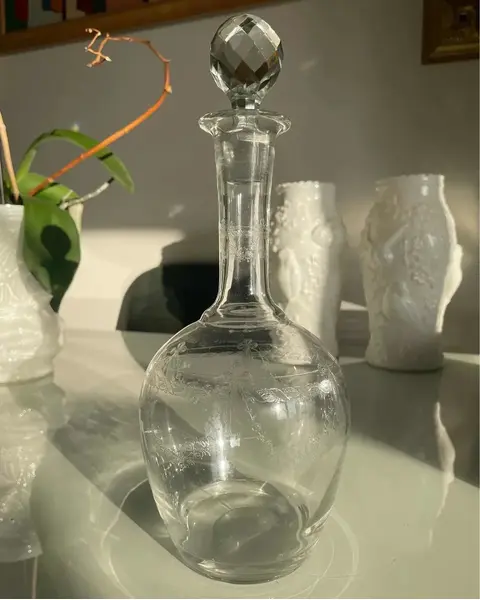 Foto de um(a) Antiga Clássica Garrafa Licoreira Cristal França Saint Louis, da categoria de Garrafas. Antiga e fina garrafa licoreira em cristal francês Saint Louis, lapidação manual, clássica decoração com guirlandas de... Mostrado de uma perspectiva diferente. Vendido no marketplace Trésors.