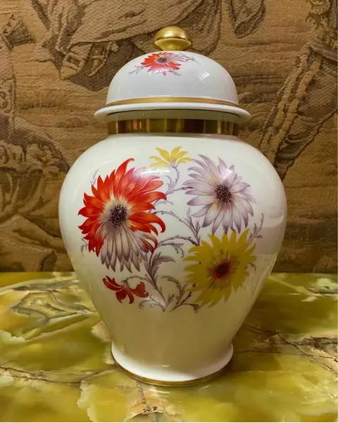 Foto de um(a) Antigo Grande Vaso Potiche Porcelana Alemã Bavaria Floral, da categoria de Vasos e recipientes. Bavaria - Thomas Ivory. Antigo e grande potiche em porcelana artística alemã, lindíssima decoração floral com filetes em... Mostrado de uma perspectiva diferente. Vendido no marketplace Trésors.