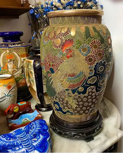 Foto de um(a) Antigo Vaso Oriental Porcelana Japonesa Satsuma Imperial XIX, da categoria de Vasos. Satsuma Imperial. Antigo e grande vaso artístico em porcelana artística Japonesa. Decoração oriental com primorosa pintura... Mostrado de uma perspectiva diferente. Vendido no marketplace Trésors.