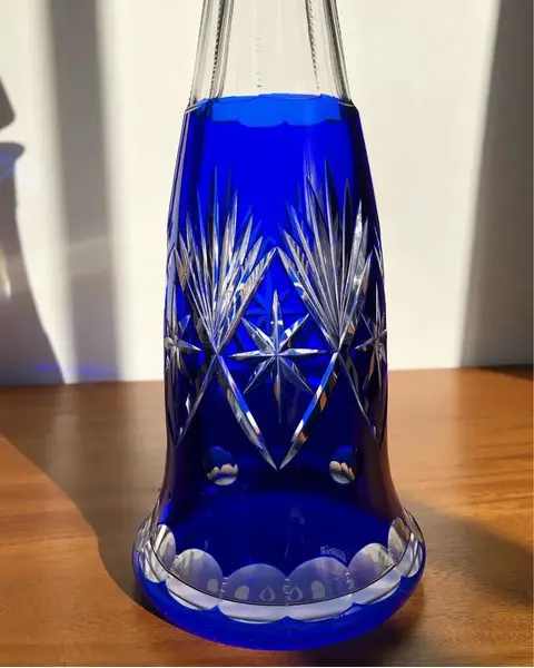 Foto de um(a) Antiga Grande Garrafa Em Cristal Francês Baccarat Azul, da categoria de Garrafas. Antiga e grande garrafa em cristal Baccarat doublé na cor azul. Toda lapidada à mão. Início do século XX. Em excelente... Mostrado de uma perspectiva diferente. Vendido no marketplace Trésors.