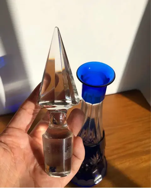 Foto de um(a) Antiga Grande Garrafa Em Cristal Francês Baccarat Azul, da categoria de Garrafas. Antiga e grande garrafa em cristal Baccarat doublé na cor azul. Toda lapidada à mão. Início do século XX. Em excelente... Mostrado de uma perspectiva diferente. Vendido no marketplace Trésors.