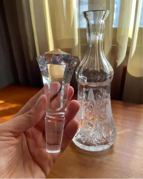 Foto de um(a) Antiga Grande Garrafa Licoreira Em Cristal Tcheco Lapidado, da categoria de Garrafas. Antiga e grande garrafa licoreira decorativa em cristal Tcheco, lapidação estrelada e ponta de diamante, feita à mão.... Mostrado de uma perspectiva diferente. Vendido no marketplace Trésors.